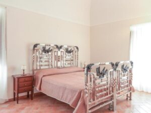 Camera con letti in ferro battuto – Palazzo Scelzi, Aliano
